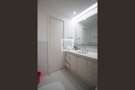 Apartamento à venda com 490m², 4 quartos e 4 vagas Apartamento à venda com 490m², 4 quartos e 4 vagasBanheiro da Suíte 1