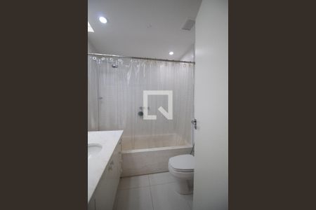 Apartamento à venda com 490m², 4 quartos e 4 vagas Apartamento à venda com 490m², 4 quartos e 4 vagasBanheiro da Suíte 1 - Banheiro e chuveiro a gás