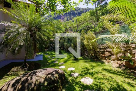 Casa de condomínio à venda com 800m², 4 quartos e 5 vagasQuintal