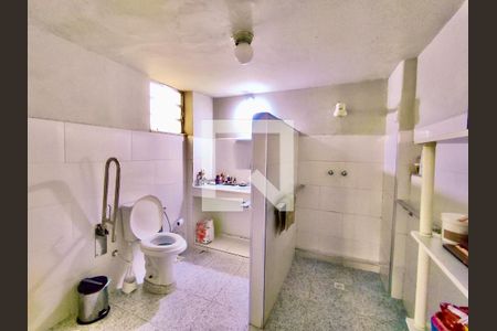 Casa à venda com 220m², 5 quartos e 1 vagaSuíte banheiro