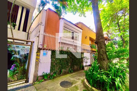 Casa à venda com 220m², 5 quartos e 1 vagaFachada com cartaz QA.