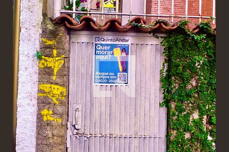 Casa à venda com 220m², 5 quartos e 1 vagaFachada com cartaz QA.