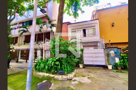 Casa à venda com 220m², 5 quartos e 1 vagaFachada com cartaz QA.