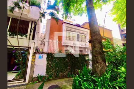 Casa à venda com 220m², 5 quartos e 1 vagaFachada com cartaz QA.