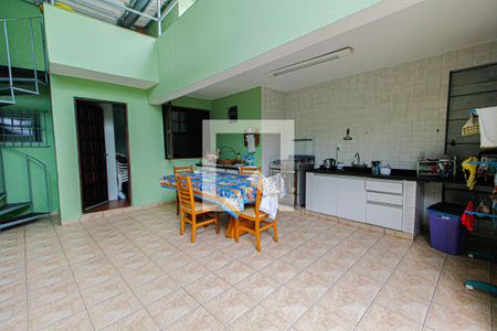 Casa à venda com 390m², 5 quartos e 4 vagas Casa à venda com 390m², 5 quartos e 4 vagasQuintal