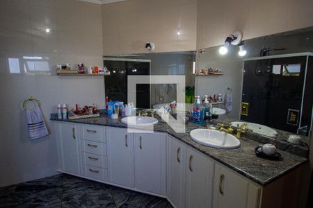 Casa à venda com 250m², 4 quartos e 6 vagas Casa à venda com 250m², 4 quartos e 6 vagasBanheiro da Suíte