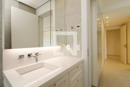 Apartamento à venda com 388m², 4 quartos e 4 vagasBanheiro suite 2