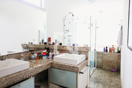 Casa à venda com 384m², 3 quartos e 5 vagas Casa à venda com 384m², 3 quartos e 5 vagasBanheiro da Suite 1