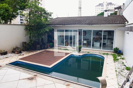 Casa à venda com 384m², 3 quartos e 5 vagas Casa à venda com 384m², 3 quartos e 5 vagasPiscina