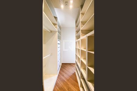 Apartamento à venda com 160m², 2 quartos e 2 vagas Apartamento à venda com 160m², 2 quartos e 2 vagasCloset da Suíte 2