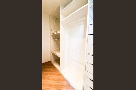 Apartamento à venda com 160m², 2 quartos e 2 vagas Apartamento à venda com 160m², 2 quartos e 2 vagasCloset da Suíte 2