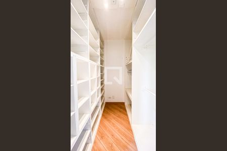 Apartamento à venda com 160m², 2 quartos e 2 vagas Apartamento à venda com 160m², 2 quartos e 2 vagasCloset da Suíte 2