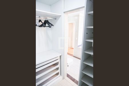 Apartamento à venda com 160m², 2 quartos e 2 vagas Apartamento à venda com 160m², 2 quartos e 2 vagasCloset da Suíte 1