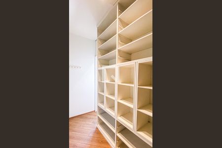 Apartamento à venda com 160m², 2 quartos e 2 vagas Apartamento à venda com 160m², 2 quartos e 2 vagasCloset da Suíte 2