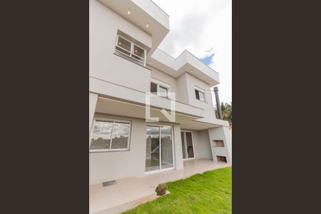 Casa à venda com 192m², 3 quartos e 2 vagas Casa à venda com 192m², 3 quartos e 2 vagasÁrea externa