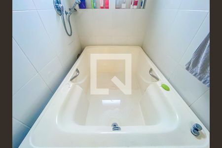 Apartamento à venda com 159m², 2 quartos e 2 vagas Apartamento à venda com 159m², 2 quartos e 2 vagasBanheiro Suíte 2