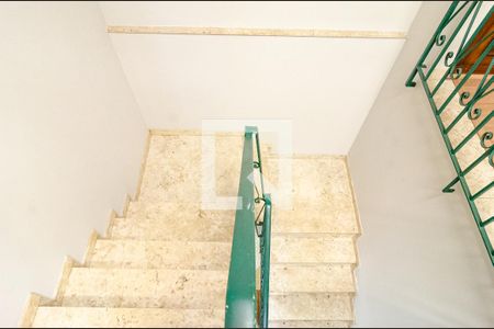 Casa à venda com 296m², 3 quartos e 2 vagas Casa à venda com 296m², 3 quartos e 2 vagasEscadas