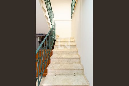 Casa à venda com 296m², 3 quartos e 2 vagas Casa à venda com 296m², 3 quartos e 2 vagasEscadas