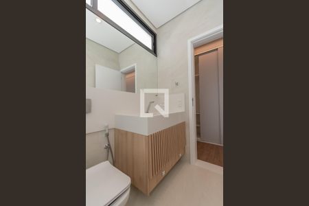 Casa de condomínio à venda com 440m², 4 quartos e 4 vagas Casa de condomínio à venda com 440m², 4 quartos e 4 vagasBanheiro da Suíte 2