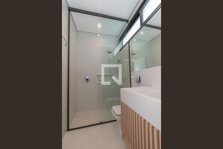 Casa de condomínio à venda com 440m², 4 quartos e 4 vagas Casa de condomínio à venda com 440m², 4 quartos e 4 vagasBanheiro da Suíte 2