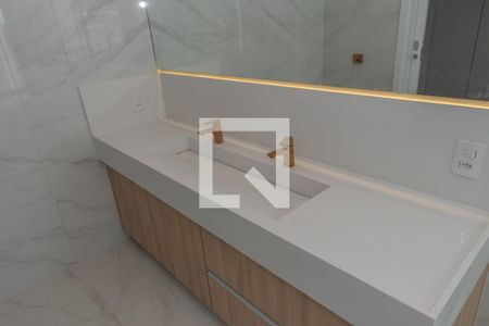 Casa de condomínio à venda com 440m², 4 quartos e 4 vagas Casa de condomínio à venda com 440m², 4 quartos e 4 vagasBanheiro Suite Master