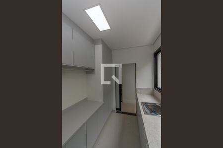 Casa de condomínio à venda com 440m², 4 quartos e 4 vagas Casa de condomínio à venda com 440m², 4 quartos e 4 vagasÁrea de Serviço