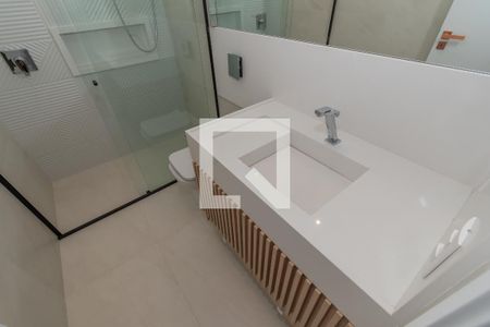 Casa de condomínio à venda com 440m², 4 quartos e 4 vagas Casa de condomínio à venda com 440m², 4 quartos e 4 vagasBanheiro da Suíte 2