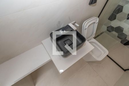 Casa de condomínio à venda com 440m², 4 quartos e 4 vagas Casa de condomínio à venda com 440m², 4 quartos e 4 vagasDetalhe Banheiro Externo