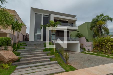 Casa de condomínio à venda com 440m², 4 quartos e 4 vagas Casa de condomínio à venda com 440m², 4 quartos e 4 vagasFachada