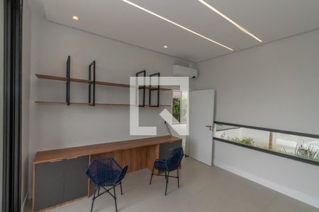 Casa de condomínio à venda com 440m², 4 quartos e 4 vagas Casa de condomínio à venda com 440m², 4 quartos e 4 vagasEscritório