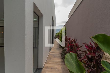 Casa de condomínio à venda com 440m², 4 quartos e 4 vagas Casa de condomínio à venda com 440m², 4 quartos e 4 vagasQuintal
