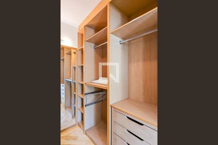 Casa à venda com 240m², 3 quartos e 3 vagasCloset da suíte