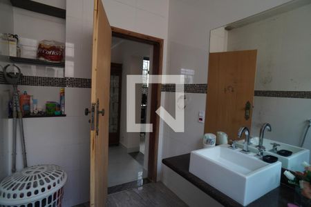 Casa à venda com 132m², 5 quartos e 1 vagaBanheiro