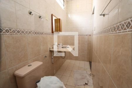 Casa à venda com 250m², 4 quartos e 1 vaga Casa à venda com 250m², 4 quartos e 1 vagaBanheiro da edicula