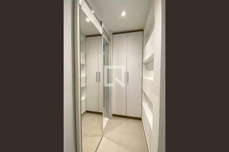 Closet da suíte 1 de apartamento à venda com 2 quartos, 62m² em Bethaville I, Barueri