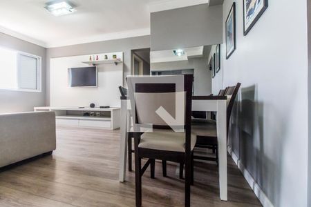 Sala de apartamento para alugar com 2 quartos, 74m² em Jardim Tupanci, Barueri