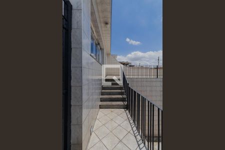 Casa à venda com 500m², 2 quartos e 6 vagas Casa à venda com 500m², 2 quartos e 6 vagasEscada