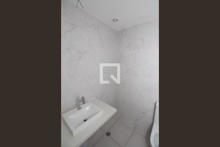 Banheiro de kitnet/studio para alugar com 1 quarto, 26m² em Jardim Independência, São Paulo