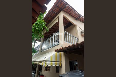 Casa à venda com 300m², 3 quartos e 2 vagas Casa à venda com 300m², 3 quartos e 2 vagasFachada