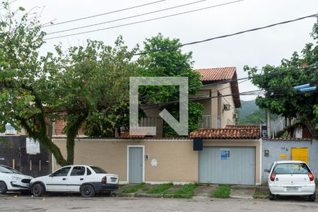 Casa à venda com 300m², 3 quartos e 2 vagas Casa à venda com 300m², 3 quartos e 2 vagasFachada - Rua