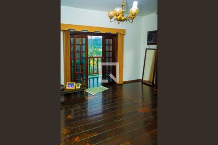 Casa à venda com 300m², 3 quartos e 2 vagas Casa à venda com 300m², 3 quartos e 2 vagasQuarto 2 - Suíte