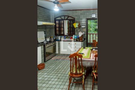 Casa à venda com 300m², 3 quartos e 2 vagas Casa à venda com 300m², 3 quartos e 2 vagasCozinha - Armários