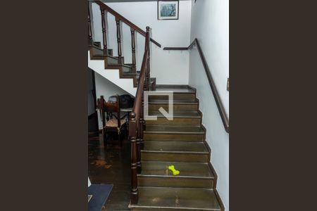 Casa à venda com 300m², 3 quartos e 2 vagas Casa à venda com 300m², 3 quartos e 2 vagasEscada para 2 andar