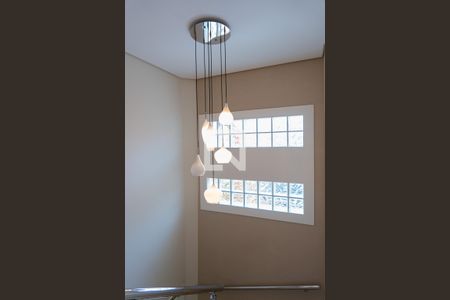 Casa à venda com 148m², 3 quartos e 2 vagas Casa à venda com 148m², 3 quartos e 2 vagasEscada