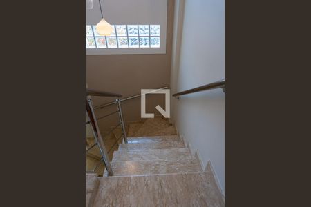 Casa à venda com 148m², 3 quartos e 2 vagas Casa à venda com 148m², 3 quartos e 2 vagasEscada