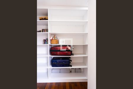 Casa à venda com 148m², 3 quartos e 2 vagas Casa à venda com 148m², 3 quartos e 2 vagasEscritório