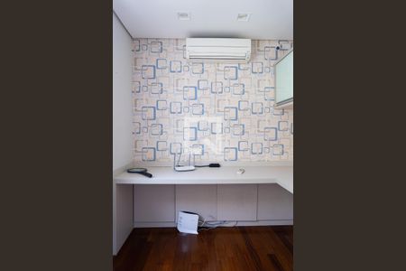 Casa à venda com 148m², 3 quartos e 2 vagas Casa à venda com 148m², 3 quartos e 2 vagasEscritório