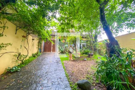 Casa à venda com 291m², 3 quartos e 6 vagas Casa à venda com 291m², 3 quartos e 6 vagasFachada