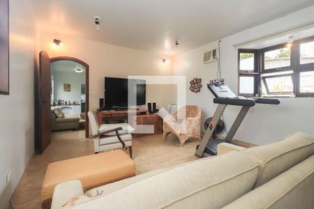 Casa à venda com 300m², 4 quartos e 2 vagas Casa à venda com 300m², 4 quartos e 2 vagasSala de TV