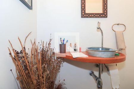 Casa à venda com 300m², 4 quartos e 2 vagas Casa à venda com 300m², 4 quartos e 2 vagasLavabo